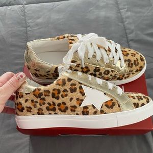 animal print size 7 sneakers 

New only tried on